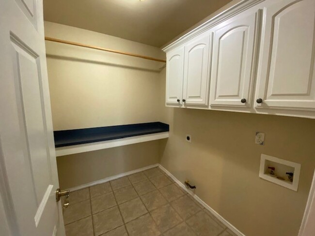 Building Photo - 3 Bed, 2 Bath + Office | Jenks, OK | $2200...