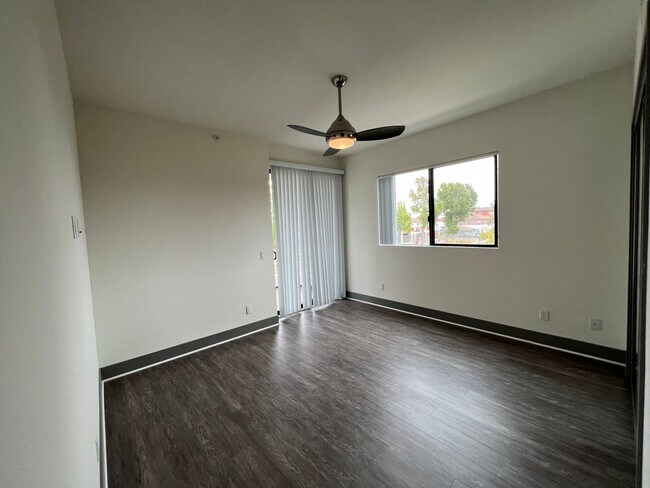 Building Photo - NEWER  4BED 3 BATH FRONT TOWNHOME*HWFLS*BALCONY*W/D IN  UNIT* CENTRAL AIR/HEAT* *STAINLESS  APPLI...