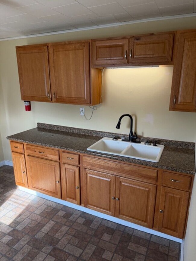 Building Photo - 2 Bedrooms & 1 Bathroom in Barberton (West Side)