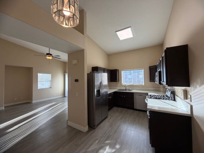 Building Photo - Beautiful, spacious top-floor 2-bedroom, 2-bathroom condo in the Southwest