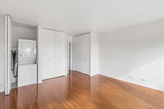 Building Photo - 111 E Chestnut St