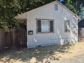 Building Photo - Two Bedroom Downtown Cottage