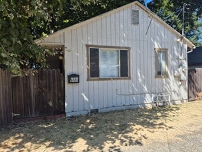Building Photo - Two Bedroom Downtown Cottage