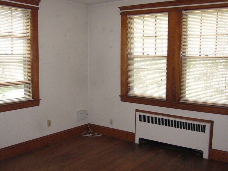 Building Photo - 31 Underwood Ave