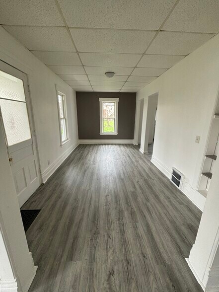 Building Photo - 633 W North St