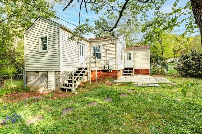 Building Photo - 2 Bed, 2 Bath in the Garden Homes neighborhood of Greensboro!