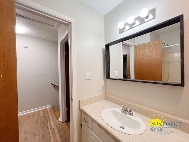 Building Photo - Quaint 2 Bedroom Townhouse in Fort Walton Beach!