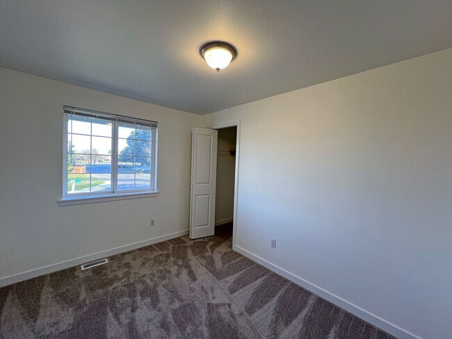 Building Photo - 16241-16243 Curry Ct SE