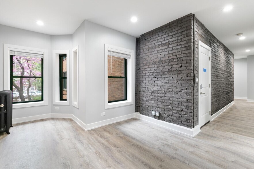 Building Photo - 7740 N Eastlake Ter