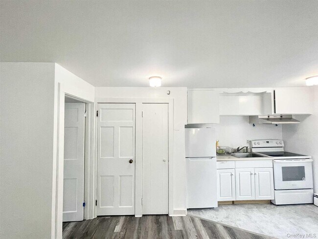 Building Photo - 1612 Main St