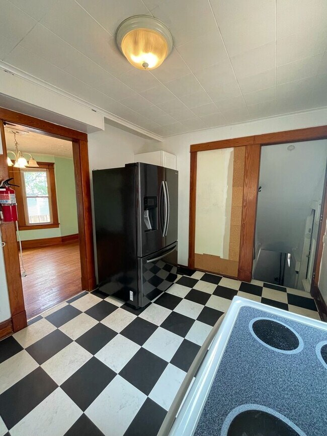 Building Photo - Three Bedroom House on Main St! | Parking, Laundry, and Central Air