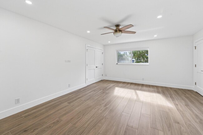 Building Photo - 1206 S Lake Dr