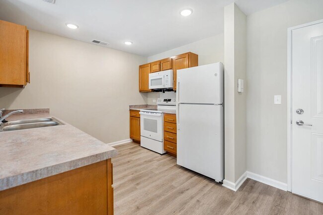 Building Photo - Deville Manor