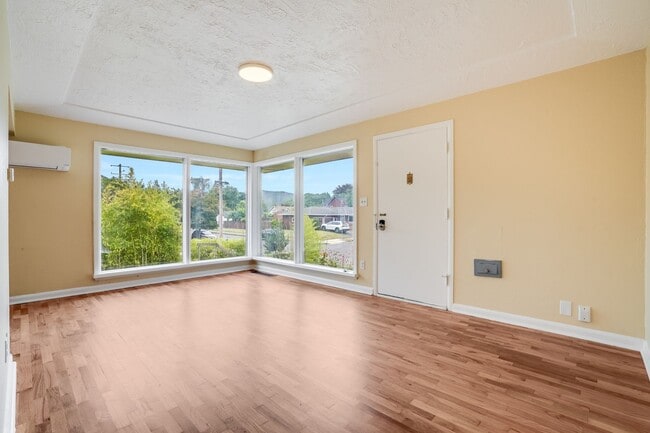 Building Photo - Beautiful 2 Bed, 1 Bath Rental Home in North Portland!