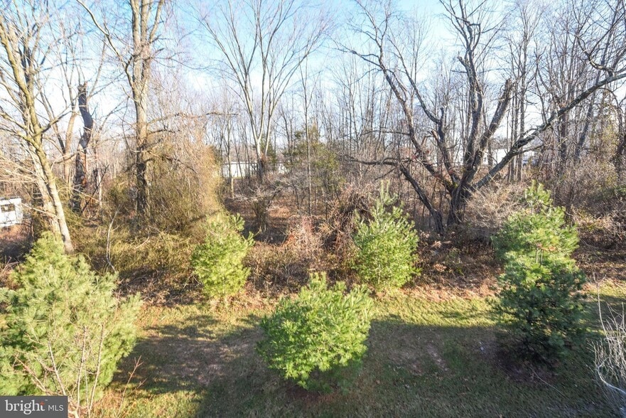 Elevated deck off the main living area for outdoor dining and relaxation. - 1736 Beacon Ln
