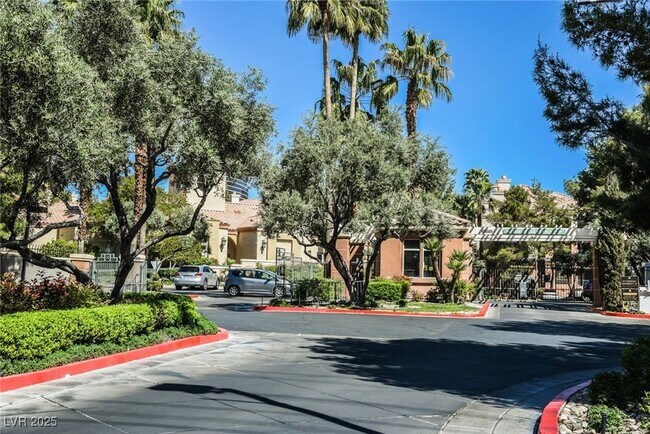 Building Photo - 220 E Flamingo Rd