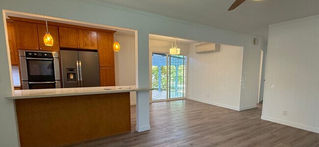 Building Photo - Well-cared-for home with strong curb appeal and quality updates in Southeast Portland.