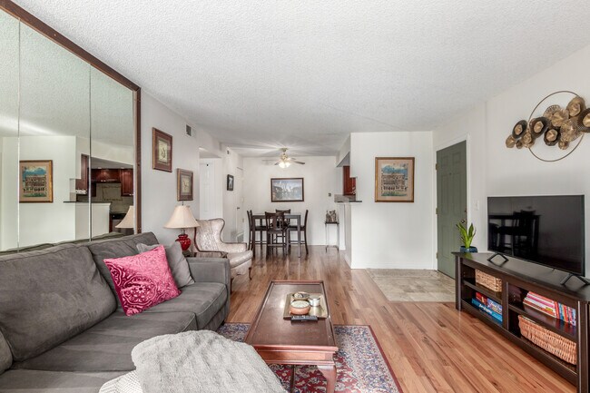 Building Photo - 8335 S Fairmount Dr