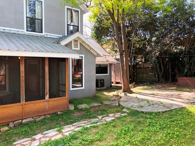 Building Photo - 2202 East Side Dr