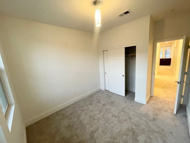 Building Photo - Updated 3 bed / 2.5 bath home in the desirable Frame & Focus community of Civita