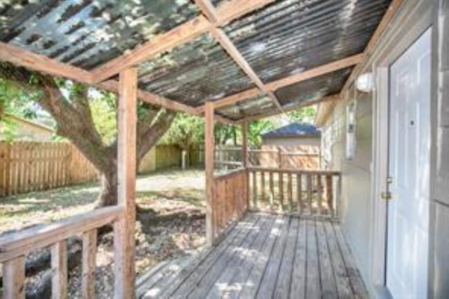 Building Photo - 1805 Oriole Dr