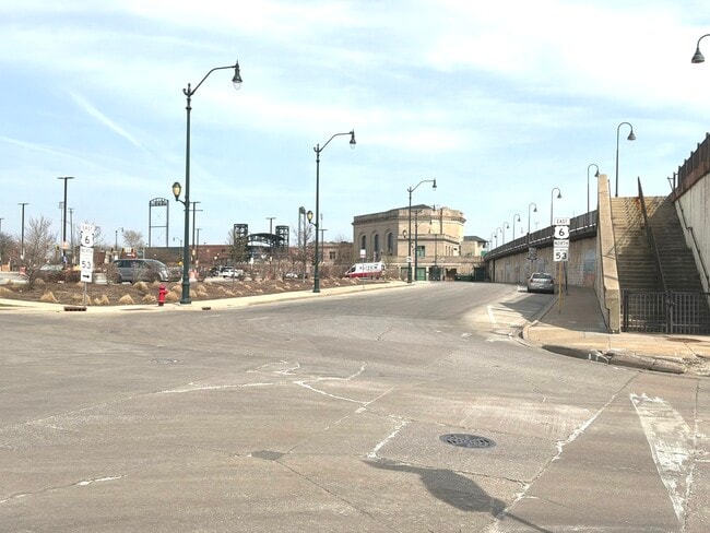 Building Photo - 224 E Cass St