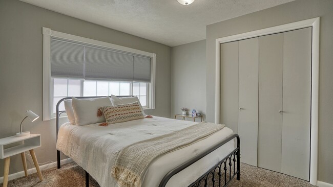 Building Photo - 2-bedroom/1 bathroom, parking included