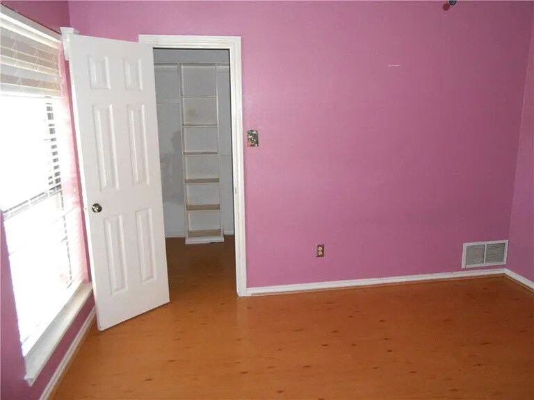 Building Photo - 4932 Longwood Ct