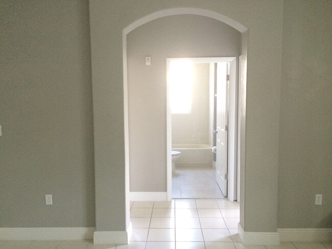 Building Photo - 1663 SE 29th St # 109