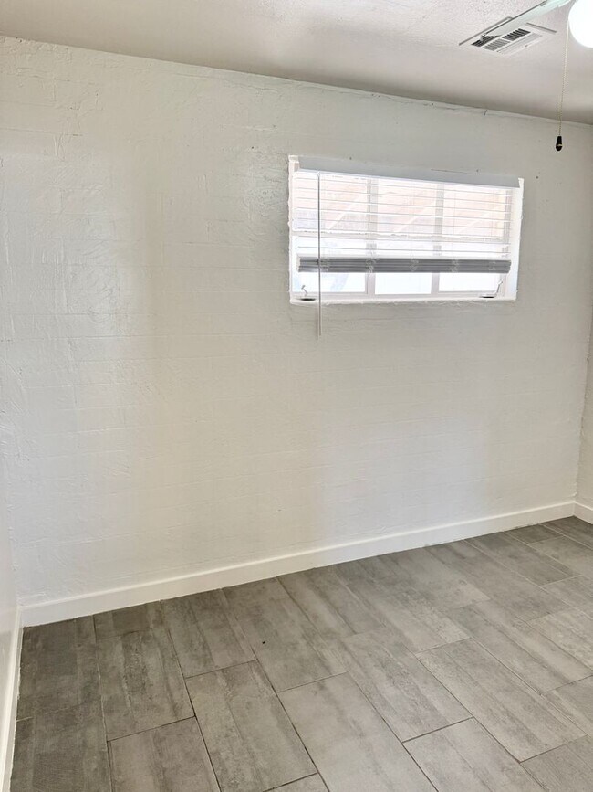 Building Photo - Fantastic 3 Bedroom/2 Bath Single Level Ho...