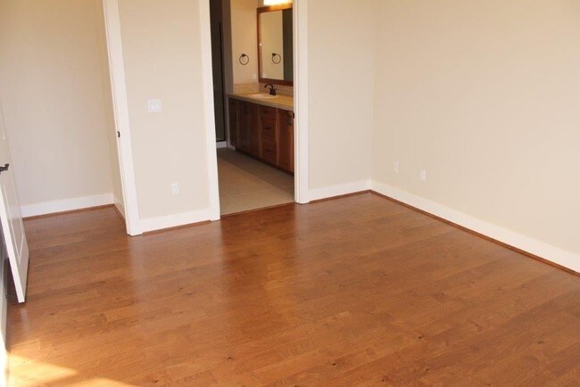 Building Photo - 15247 NW Rossetta St