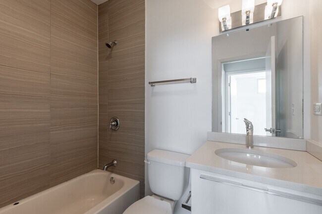 Building Photo - Spacious 3 Bed 2 Bath Duplex Up, In unit W/D in Humboldt Park!