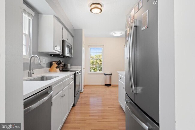 Building Photo - 1615 Spottsworth Way