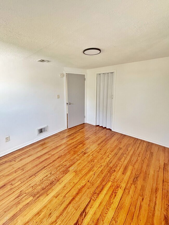 Building Photo - Charming 3-Bedroom Home in Quiet Cul-de-Sa...