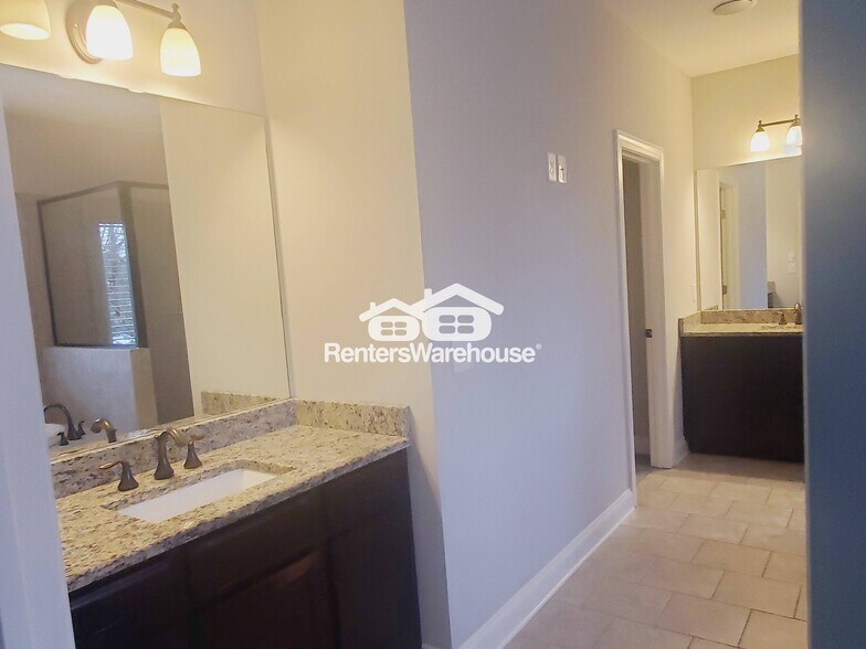 Building Photo - 922 Canterbury Ln NE