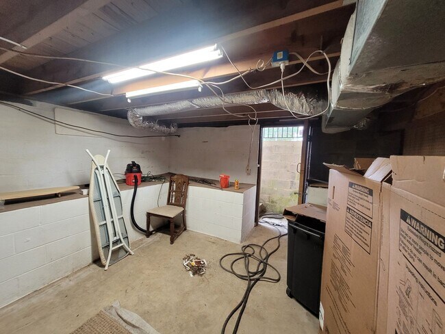 Building Photo - Tri level 3b2b home for rent with fenced i...