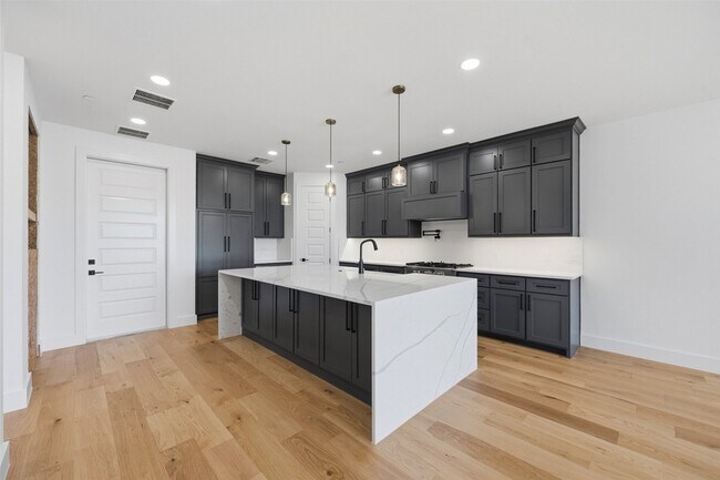 Building Photo - 404 Vista Buena Trl