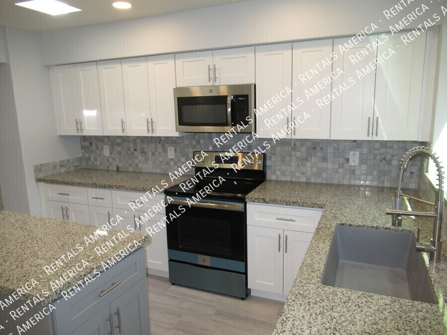 Building Photo - 380 E Barbarita Ave