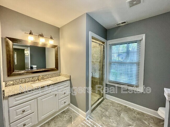 Building Photo - 228 Pinecrest Dr