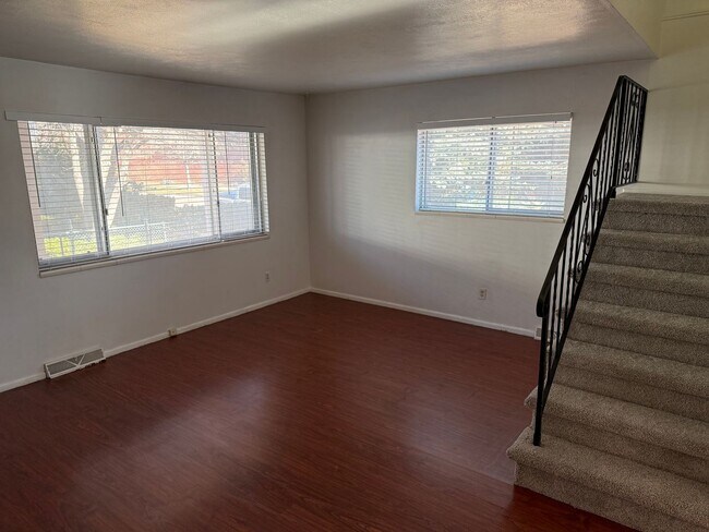 Building Photo - LARGE TOWNHOUSE IN CENTENNIAL!!!