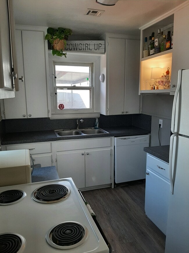 Building Photo - 512 S Stanley St