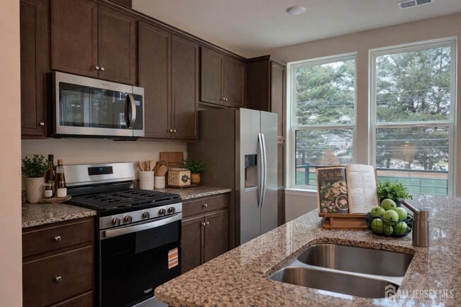 Building Photo - 616 Sadie Cir