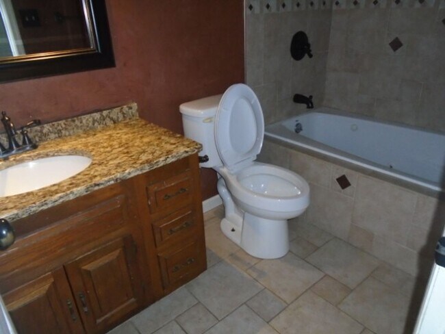 Building Photo - 3 Bedroom 2 Full Bathroom, Brick, Tri-Level Home in Mill Creek Farms Available Now!