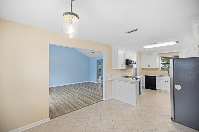 Building Photo - 349 Primrose Cir