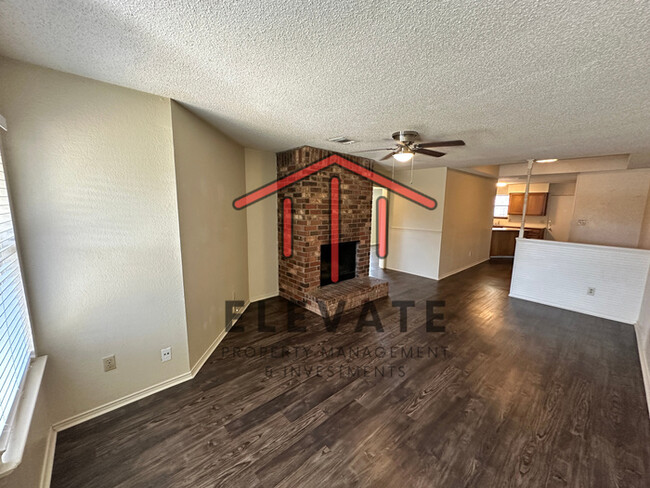 Building Photo - Cozy 2 bed/2bath duplex nestled in Moore E...