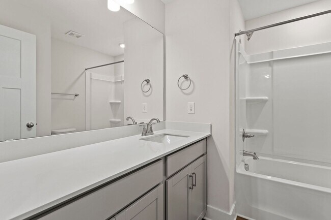 Building Photo - Perfectly Appointed Greenville Townhome 3bed/2.5 bath