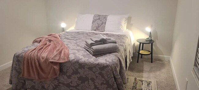 Building Photo - Room in 3 Bedroom Home at Greenmarket St