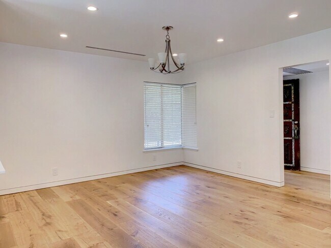 Building Photo - Charming, Remodeled 3-Bed / 3-Bath Home wi...