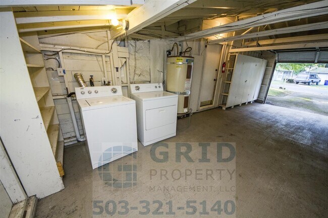 Building Photo - 2 Bedroom Home Available in Southeast Portland