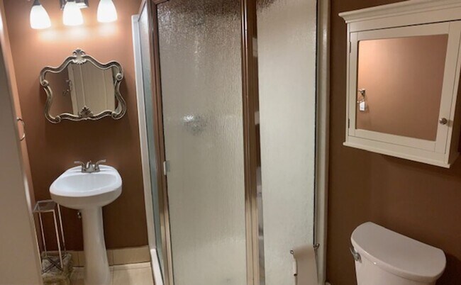 Building Photo - Starpointe Luxury Home with 6 Bedrooms, 4 ...